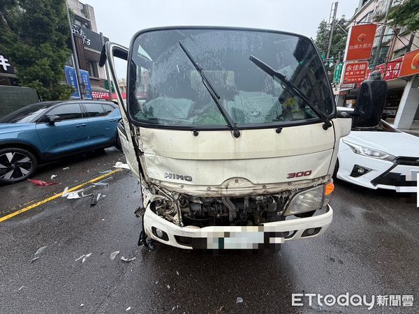 ▲▼監視器拍下事故發生撞擊瞬間，事故造成大貨車車頭受損，小客車後方毀損，車內女乘客受傷             。（圖／記者陳以昇翻攝）