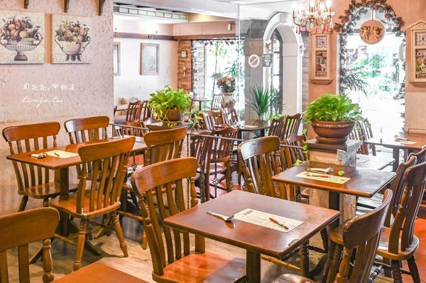 ▲▼田中園環亞店 上千本漫畫雜誌隨你看！近捷運南京復興站台北小巨蛋。（圖／部落客周花花，甲飽沒授權提供）