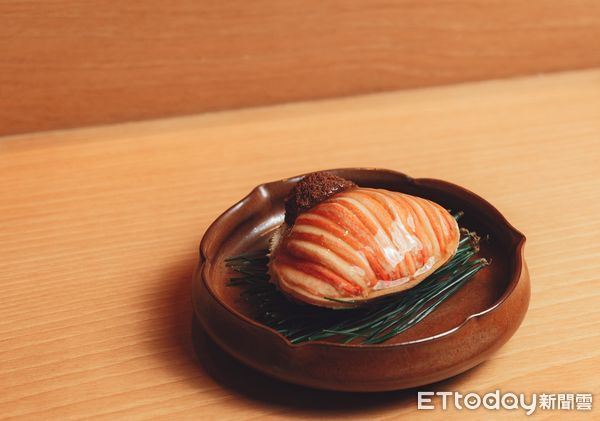 ▲照壽司菜色「香箱蟹」、「 白子、初魚聯名魚子醬」。（圖／初魚集團提供））