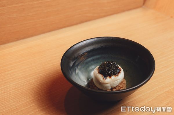 ▲照壽司菜色「香箱蟹」、「 白子、初魚聯名魚子醬」。（圖／初魚集團提供））