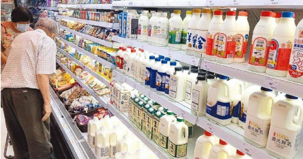 許多人為了在一大早補充營養，早餐都會喝牛奶和豆漿。（示意圖／報系資料照）