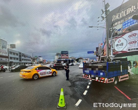 ▲台南市永康區10日下午發生酒駕自撞事故，警方現場酒測後依公共危險罪嫌將駕駛送辦。（記者林東良翻攝，下同）
