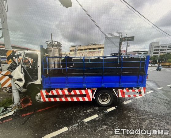 ▲台南市永康區10日下午發生酒駕自撞事故，警方現場酒測後依公共危險罪嫌將駕駛送辦。（記者林東良翻攝，下同）