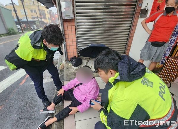 ▲桃園婦雨中摔倒動彈不得。（圖／龜山警分局提供）