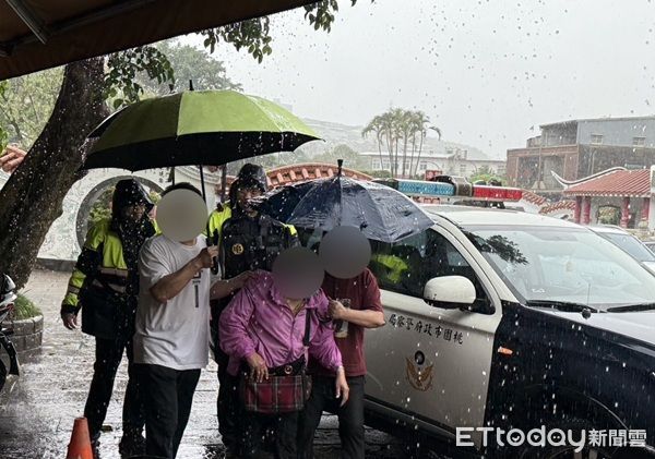 ▲▼暖心員警協助脫困並以公主方式將其抱入所內，。（圖／龜山警分局提供）