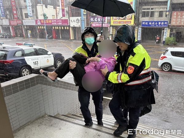 ▲▼暖心員警協助脫困並以公主方式將其抱入所內，。（圖／龜山警分局提供）