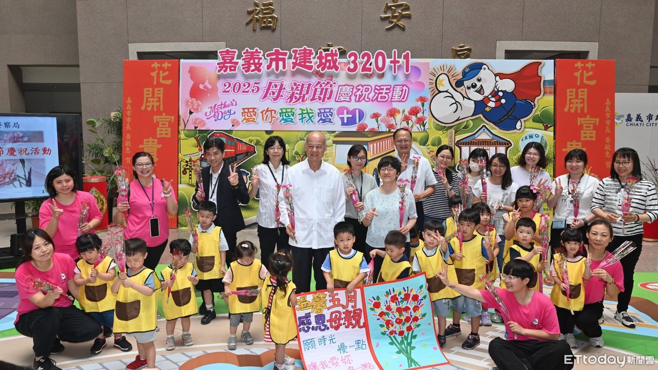 嘉義市警局母親節感恩活動　局長親贈女性同仁康乃馨禮品