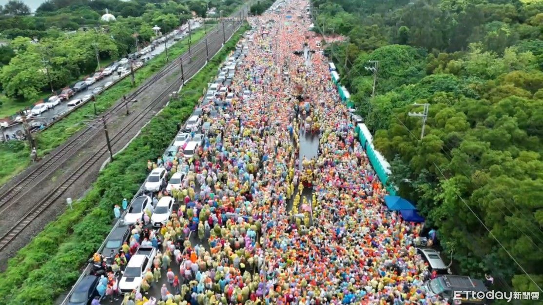 白沙屯媽祖起駕回宮！萬名信眾雨中虔誠隨香　空拍畫面超震撼