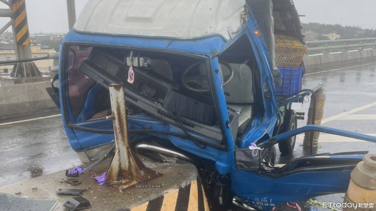 恍神肇禍！彰化台61貨車猛撞安全島車頭爛毀　駕駛左腳骨折