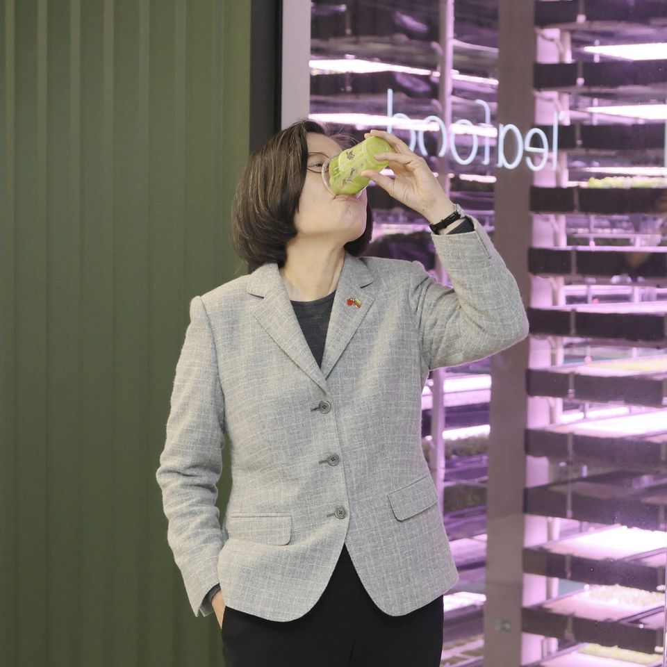 蔡英文訪立陶宛「酒后氣勢」外洩！　單手插口袋「綠拿鐵」呼噠