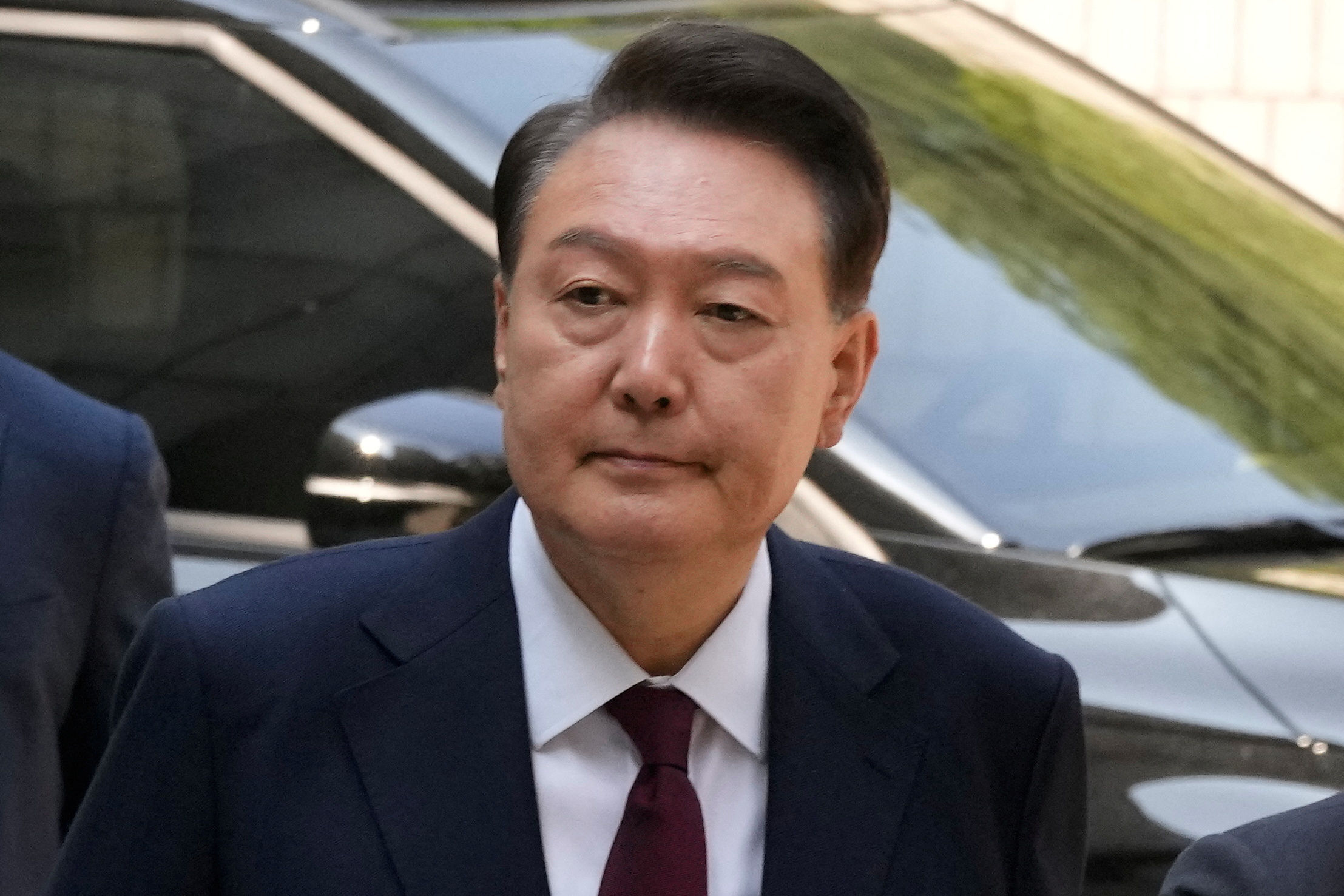 ▲▼南韓前總統尹錫悅12日上午抵達首爾中央地方法院，對於記者提問不發一語、快步進入法院。（圖／路透）