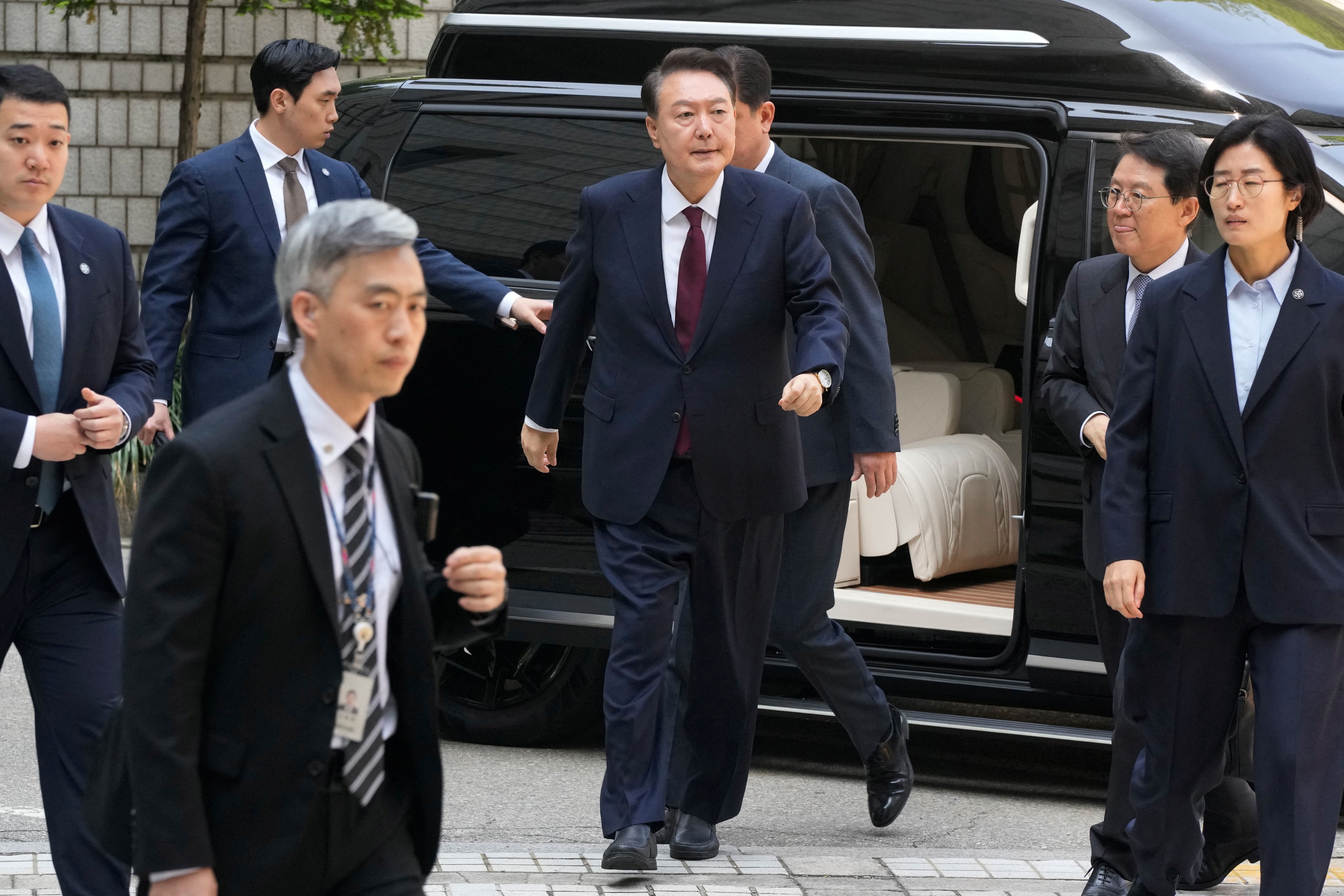 ▲▼南韓前總統尹錫悅12日上午抵達首爾中央地方法院，對於記者提問不發一語、快步進入法院。（圖／路透）