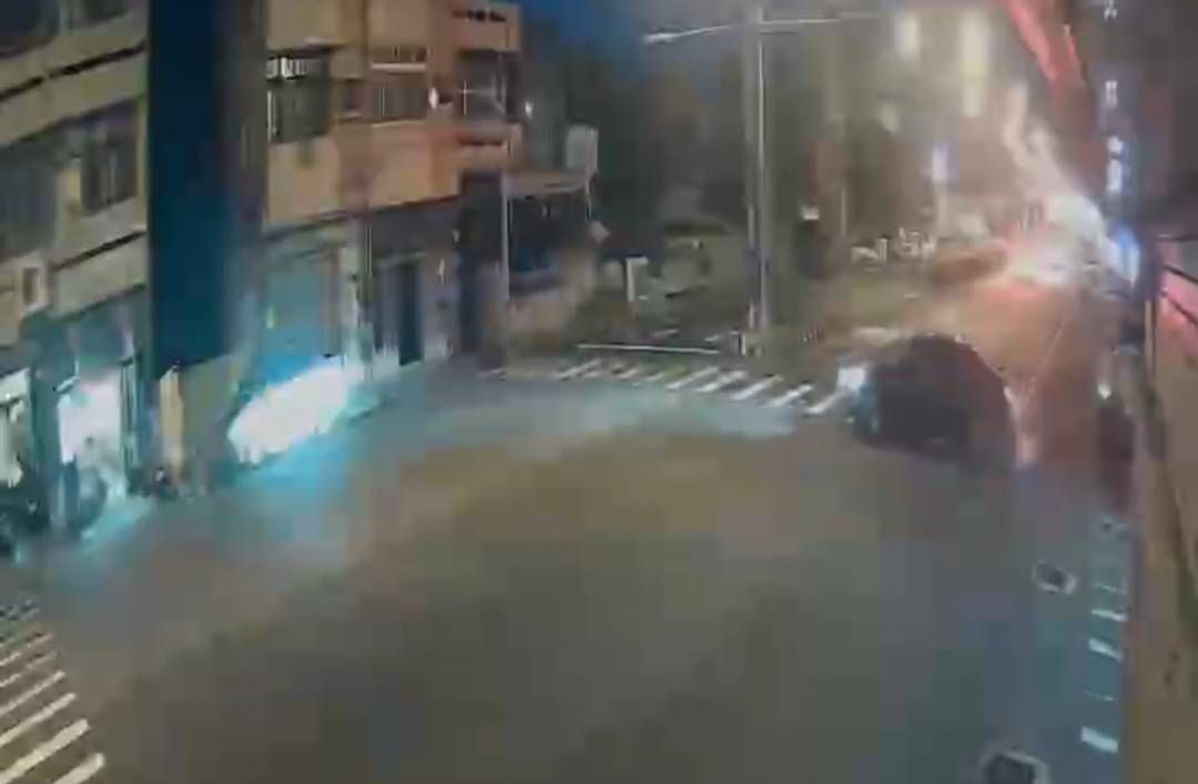 ▲駕駛在湯包名店前甩尾燒胎。（圖／民眾提供）