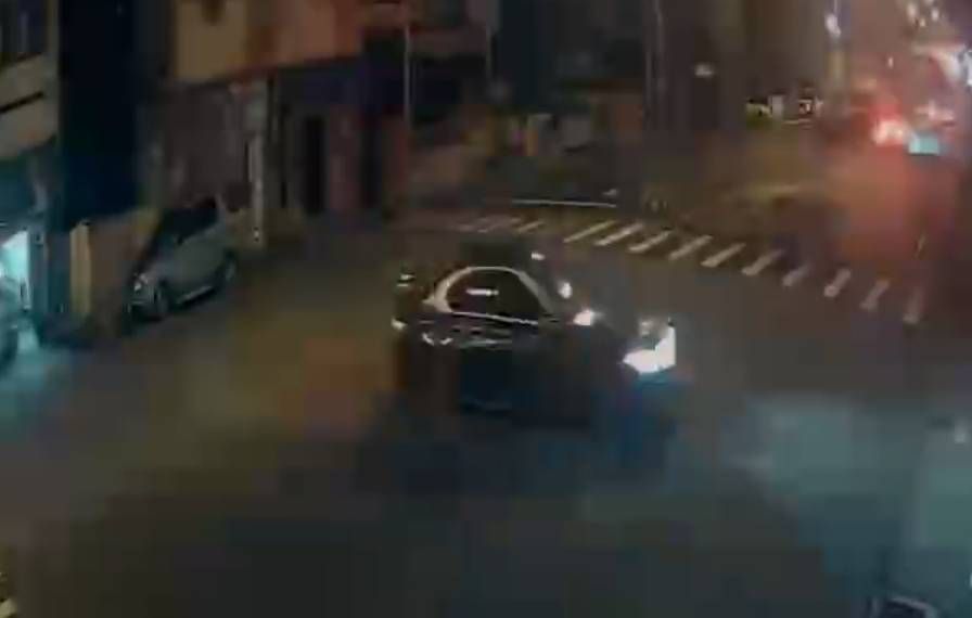 ▲駕駛在湯包名店前甩尾燒胎。（圖／民眾提供）