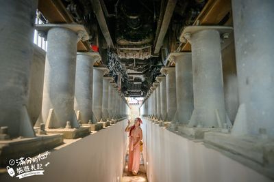 鑽進鐵軌廊道直擊火車底盤！
