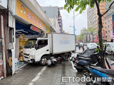 新北小貨車急煞打滑!衝進夾娃娃機店 連撞6機車6機台