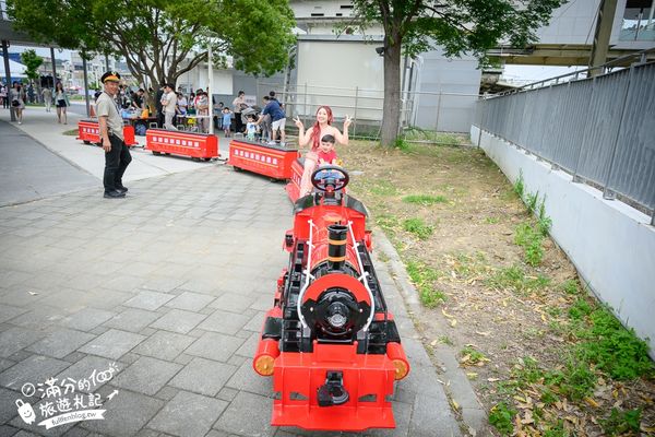 ▲▼苗栗新景點【苗栗火車頭園區】最新門票資訊&設施體驗,必搭小火車遊園.近距離與蒸汽火車合影趣味十足。（圖／部落客滿分的旅遊札記授權提供）