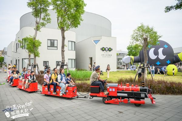 ▲▼苗栗新景點【苗栗火車頭園區】最新門票資訊&設施體驗,必搭小火車遊園.近距離與蒸汽火車合影趣味十足。（圖／部落客滿分的旅遊札記授權提供）