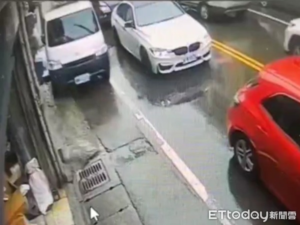 ▲廂型貨車駕駛失控撞上路旁電表。（圖／八德警分局提供、下同）