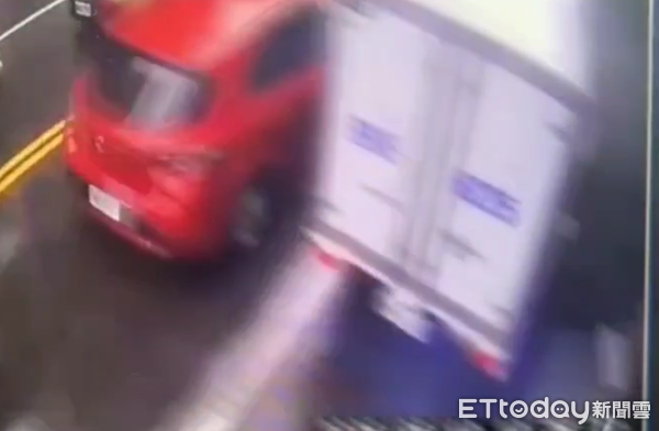 ▲廂型貨車駕駛失控撞上路旁電表。（圖／八德警分局提供、下同）