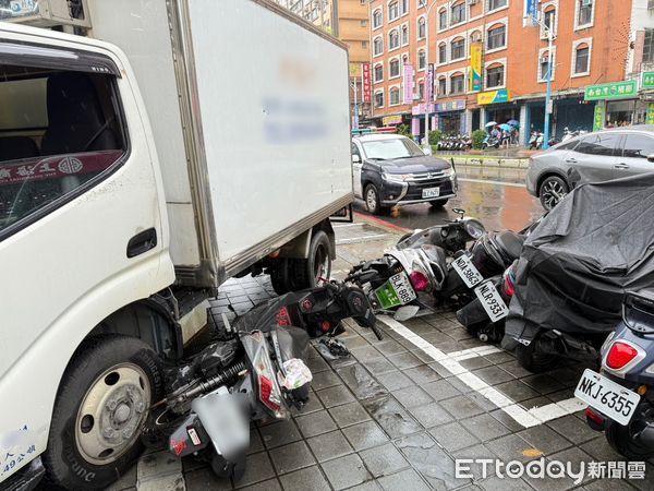 ▲▼監視器拍下小貨車失控衝上人行道，隨後撞進夾娃娃機店內，造成6輛機車、6個機台毀損             。（圖／記者陳以昇翻攝）