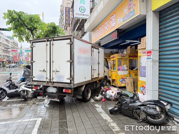 ▲▼監視器拍下小貨車失控衝上人行道，隨後撞進夾娃娃機店內，造成6輛機車、6個機台毀損             。（圖／記者陳以昇翻攝）