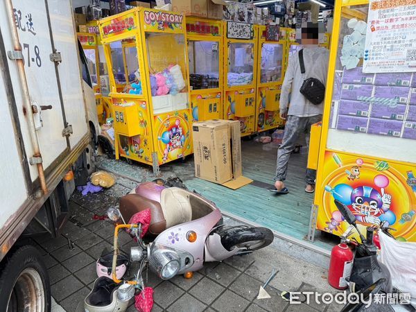 ▲▼監視器拍下小貨車失控衝上人行道，隨後撞進夾娃娃機店內，造成6輛機車、6個機台毀損             。（圖／記者陳以昇翻攝）