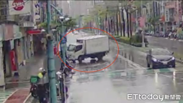 ▲▼監視器拍下小貨車失控衝上人行道，隨後撞進夾娃娃機店內，造成6輛機車、6個機台毀損             。（圖／記者陳以昇翻攝）