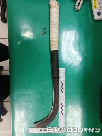 ▲▼ 金門縣金城鎮今(11)日上午發生一酒醉男子持鐮刀揮舞事件            。（圖／記者林名揚翻攝）