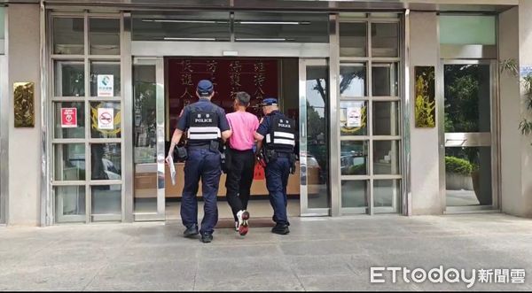 ▲▼ 金門縣金城鎮今(11)日上午發生一酒醉男子持鐮刀揮舞事件            。（圖／記者林名揚翻攝）