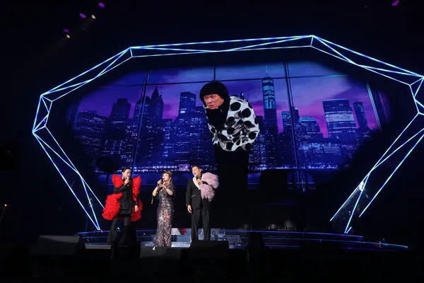 ▲▼ 藍寶石大歌廳藉著AI擬真技術，讓豬哥亮重現舞台。（圖／高雄流行音樂中心提供）