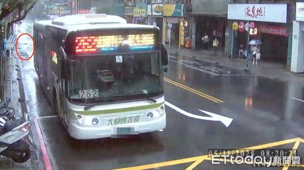 ▲▼公車行駛過停靠區時發生路面坍塌，出現一個大坑洞，新北市養工處已經用三角錐放置警示，待雨停後施工填補             。（圖／記者陳以昇翻攝）