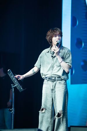 ▲▼ NIEL高EQ：把我的簽名轉送給她～。（圖／FU Entertainment、DJB提供）