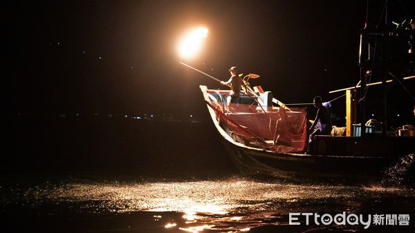 ▲瀕絕漁法再現！金山蹦火仔。（圖／記者郭世賢翻攝）