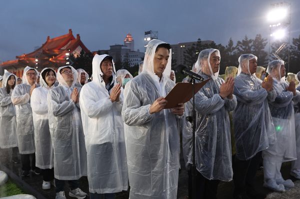 ▲▼賴清德率萬人浴佛祈福　母親節佛誕節三節合一。（圖／慈濟基金會提供）