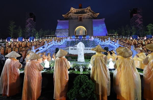 ▲▼賴清德率萬人浴佛祈福　母親節佛誕節三節合一。（圖／慈濟基金會提供）