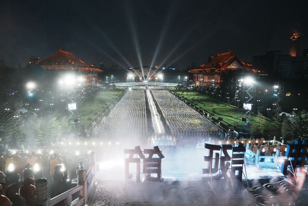 ▲▼賴清德率萬人浴佛祈福　母親節佛誕節三節合一。（圖／慈濟基金會提供）