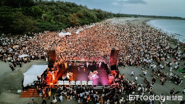 ▲2025漁光島生活節圓滿落幕，人氣IP「巷仔Niau」與學童創作旗幟成為登島必拍景點，晚霞下的光岸音樂祭演出，吸引眾多樂迷沉浸海島音場。（記者林東良翻攝，下同）