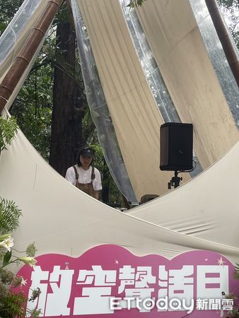 ▲2025漁光島生活節圓滿落幕，人氣IP「巷仔Niau」與學童創作旗幟成為登島必拍景點，晚霞下的光岸音樂祭演出，吸引眾多樂迷沉浸海島音場。（記者林東良翻攝，下同）