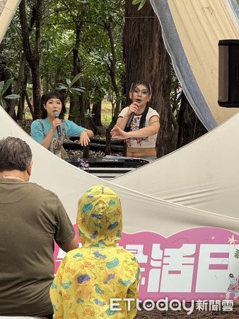 ▲2025漁光島生活節圓滿落幕，人氣IP「巷仔Niau」與學童創作旗幟成為登島必拍景點，晚霞下的光岸音樂祭演出，吸引眾多樂迷沉浸海島音場。（記者林東良翻攝，下同）