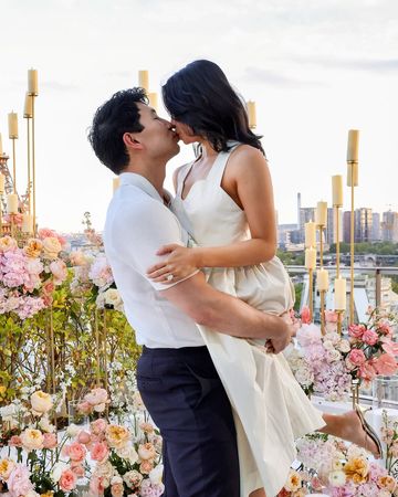 ▲劉思慕（Simu Liu）在巴黎向交往近3年的台裔女友Allison求婚成功。（圖／翻攝自IG）