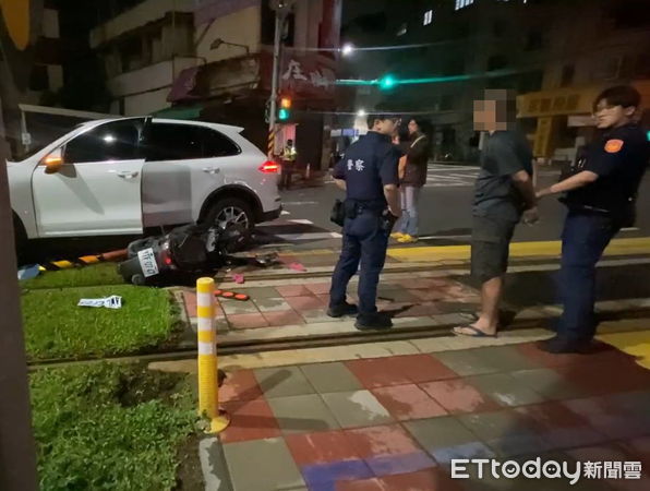 ▲▼高雄保時捷酒駕撞死人。駕駛遭上銬逮捕。（圖／民眾提供）