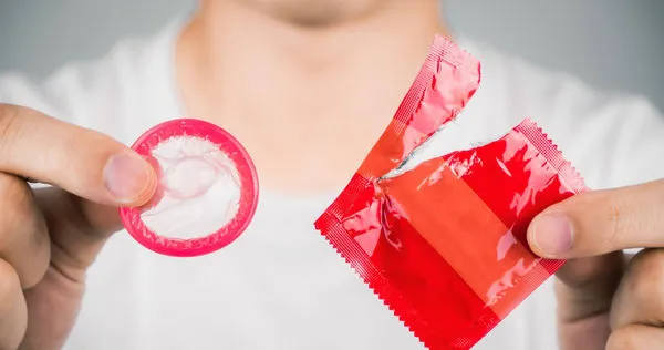 兒少性病大爆發，專家認為與保險套迷思有關，許多孩子誤以為戴上保險套就保證安全。（圖／123RF）