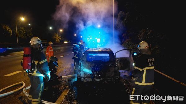▲國道1號北上苗栗三義路段，昨深夜發生火燒車事故，台中和苗栗消防局合力灌救撲滅，無人傷亡。（圖／記者楊永盛翻攝）