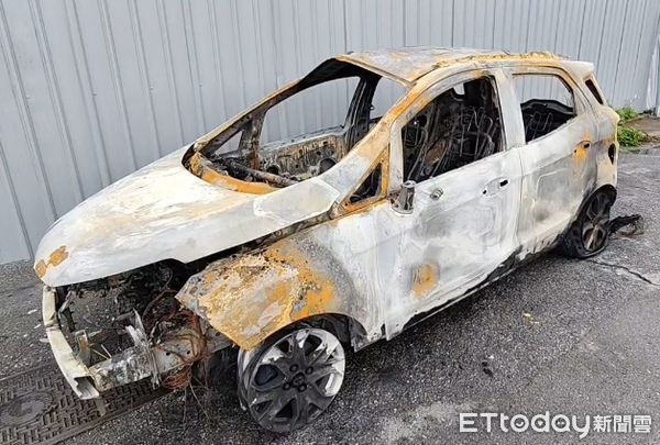 ▲國道1號北上苗栗三義路段，昨深夜發生火燒車事故，台中和苗栗消防局合力灌救撲滅，無人傷亡。（圖／記者楊永盛翻攝）