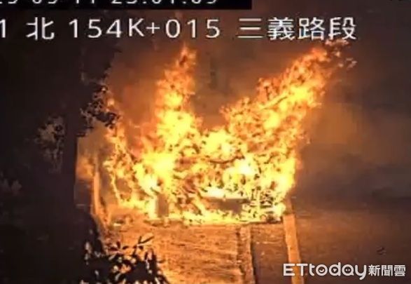 ▲國1苗栗三義北上發生火燒車事故，車輛陷入火海。（圖／記者楊永盛翻攝）