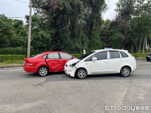 ▲ 2輛自小客車在瓊林圓環處發生碰撞意外。（圖／記者林名揚攝）
