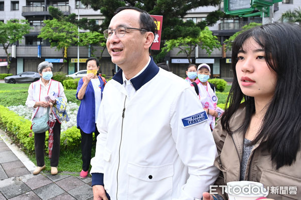 ▲▼國民黨黨主席朱立倫反惡罷戰獨裁內湖場街講，右為國民黨發言人楊智伃 。（圖／記者李毓康攝）