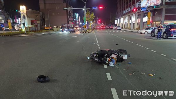 ▲台南永康區崑大路與大灣路口11日晚間發生2機車碰撞事故，雙方騎士受傷送醫。（記者林東良翻攝，下同）