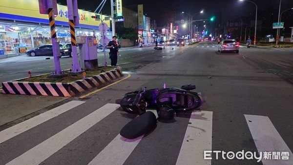 ▲台南永康區崑大路與大灣路口11日晚間發生2機車碰撞事故，雙方騎士受傷送醫。（記者林東良翻攝，下同）
